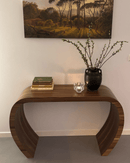 Sidetable gebogen walnoot met vaas, kaars en boeken
