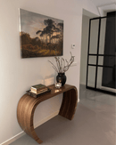 Sidetable gebogen walnoot met vaas, kaars en boeken