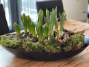 zwarte decoratieve schaal opgemaakt met bloemen