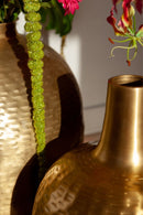 Grote gouden vaas rond met hals
