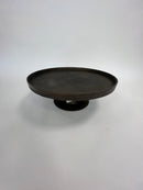 Serveerplateau op voet in de kleur brons. Diameter van 50 cm.
