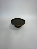 Serveerplateau op voet in de kleur brons. Diameter van 30 cm.