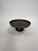 Serveerplateau op voet in de kleur brons. Diameter van 30 cm.