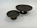 Serveerplateau op voet in de kleur brons. Diameter van 30 en 50 cm.