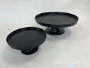 Serveerplateau op voet in de kleur zwart. Diameter van 30 en 50cm.