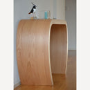zijaanzicht van houten sidetable in een boog vorm