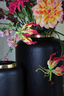 zwarte-vaas-met-gouden-rand-klein-en-groot-met-bloemen