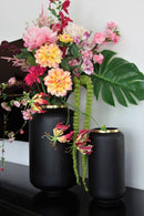 zwarte-vaas-met-gouden-rand-klein-en-groot-met-bloemen