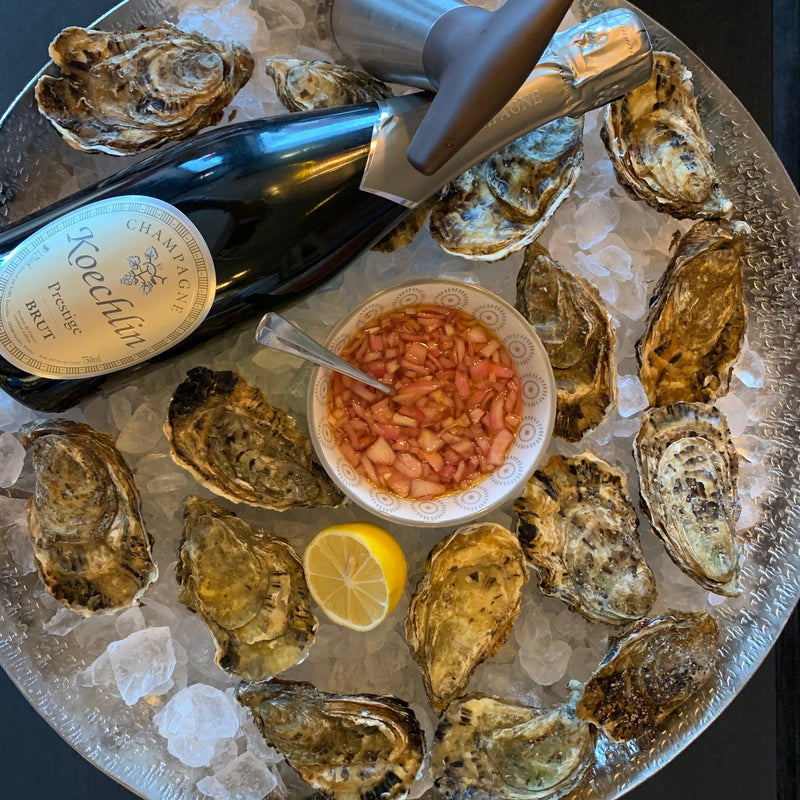 Schaal met oesters en champagne
