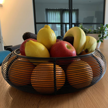 B-Living heeft verschillende soorten schalen in haar assortiment, te gebruiken als fruitschaal of als decoratieschaal. Het assortiment bevat schalen met verschillend materiaalverbruik en uitstraling, maar in alle gevallen van hoogwaardige kwaliteit.