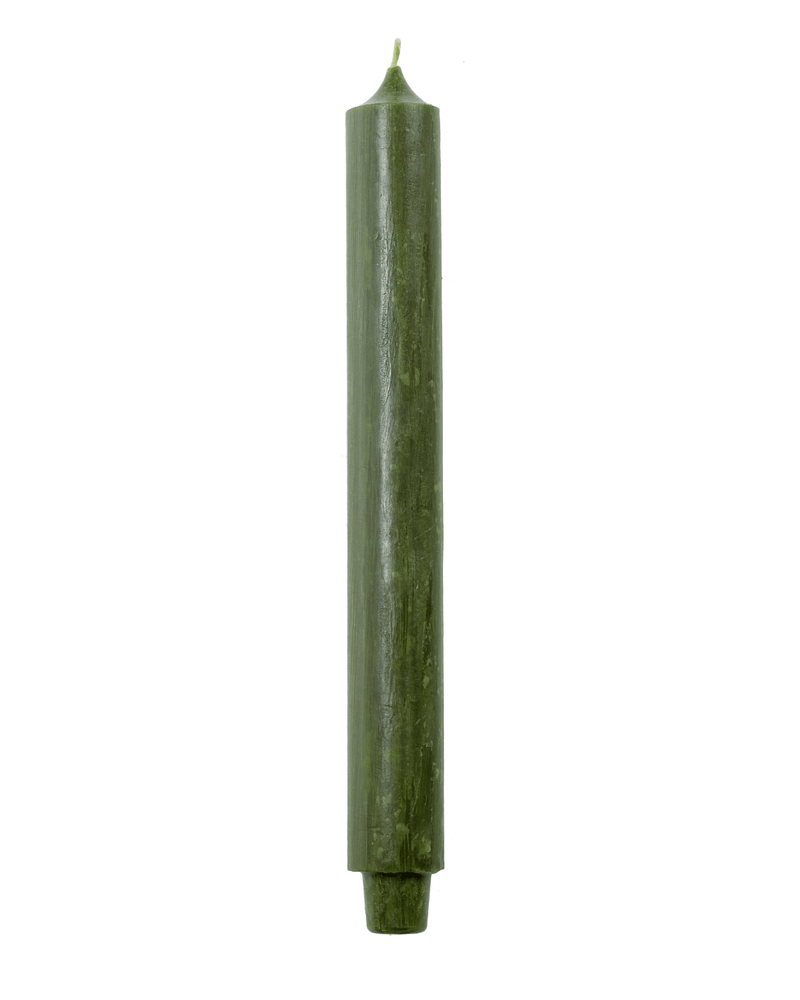 dinerkaars 30 cm van het merk Rustik Lys met ø3,2 cm voorzien van uitstulping waardoor deze passend is voor bijna alle kandelaars. Kleur: dennengroen