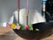 zwarte decoratieve schaal met tulpen