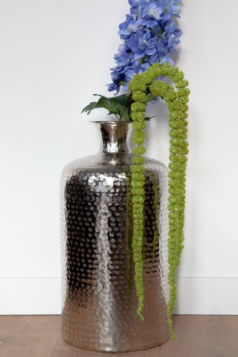 Zilveren vaas 48 cm hoog met bloemen