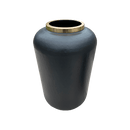 zwart metalen vaas met gouden rand