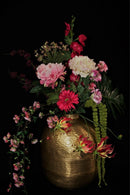 goudkleurige ronde vaas gevuld met bloemen zwarte achtergrond