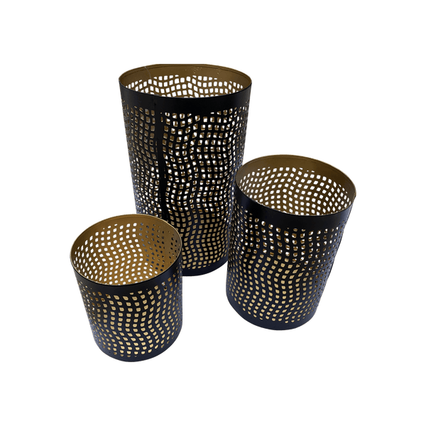 Zwart metalen theelichthouders met gouden binnenkant voor het mooie effect. Set van 3 stuks. Diameters: Ø 9 / 10 / 12 cm Hoogtes: 10 / 14 / 20 cm