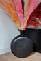Zwarte vaas rond met motief en smalle hals met pluimen