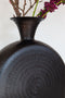 Zwarte vaas rond met motief en smalle hals  met droogtakken
