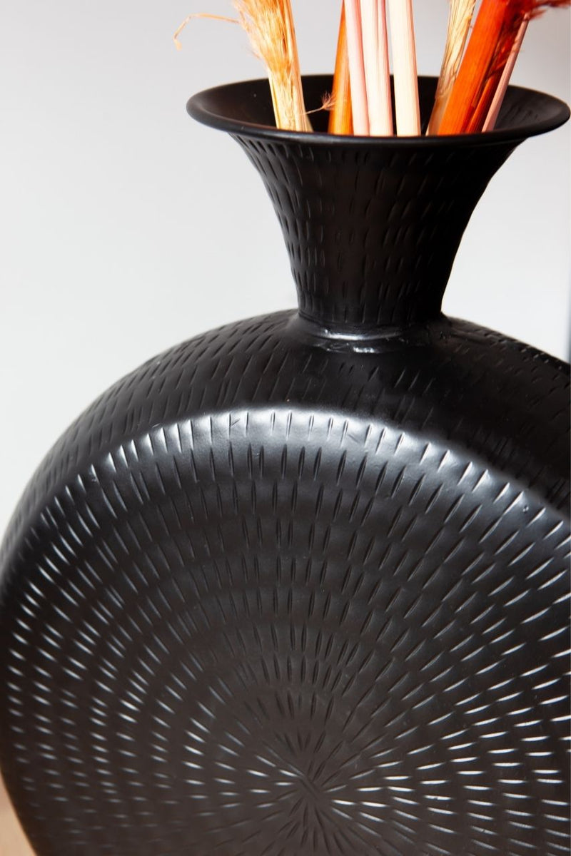 Zwarte vaas rond met motief en smalle hals 
