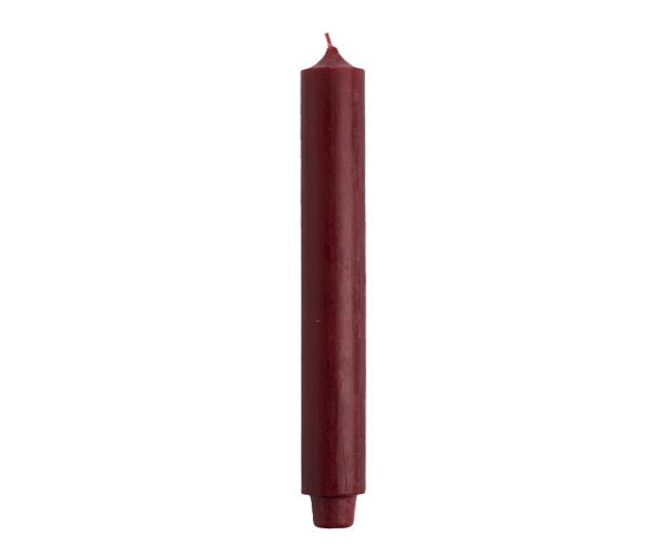 dinerkaars 30 cm van het merk Rustik Lys met ø3,2 cm voorzien van uitstulping waardoor deze passend is voor bijna alle kandelaars. Kleur: bordeaux