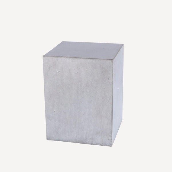 Bijzettafel van beton, een blok van 30x30x40 cm