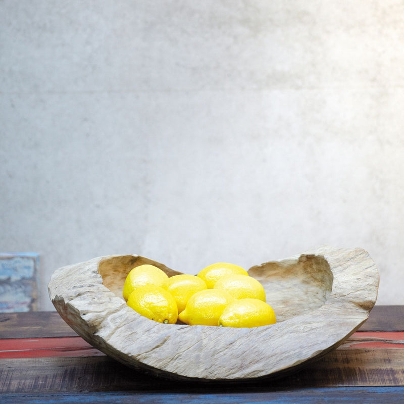 decoratieve schaal van teakhout in natuurlijke vormen gevuld met citroenen